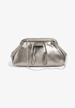 Petit sac pochette métallique argenté avec des plis doux et une fine chaîne argentée sur fond blanc.