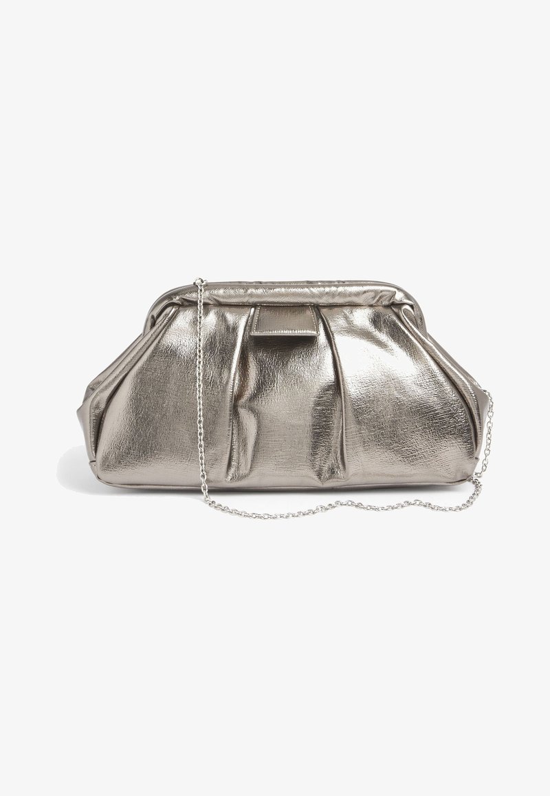Petit sac pochette métallique argenté avec des plis doux et une fine chaîne argentée sur fond blanc.
