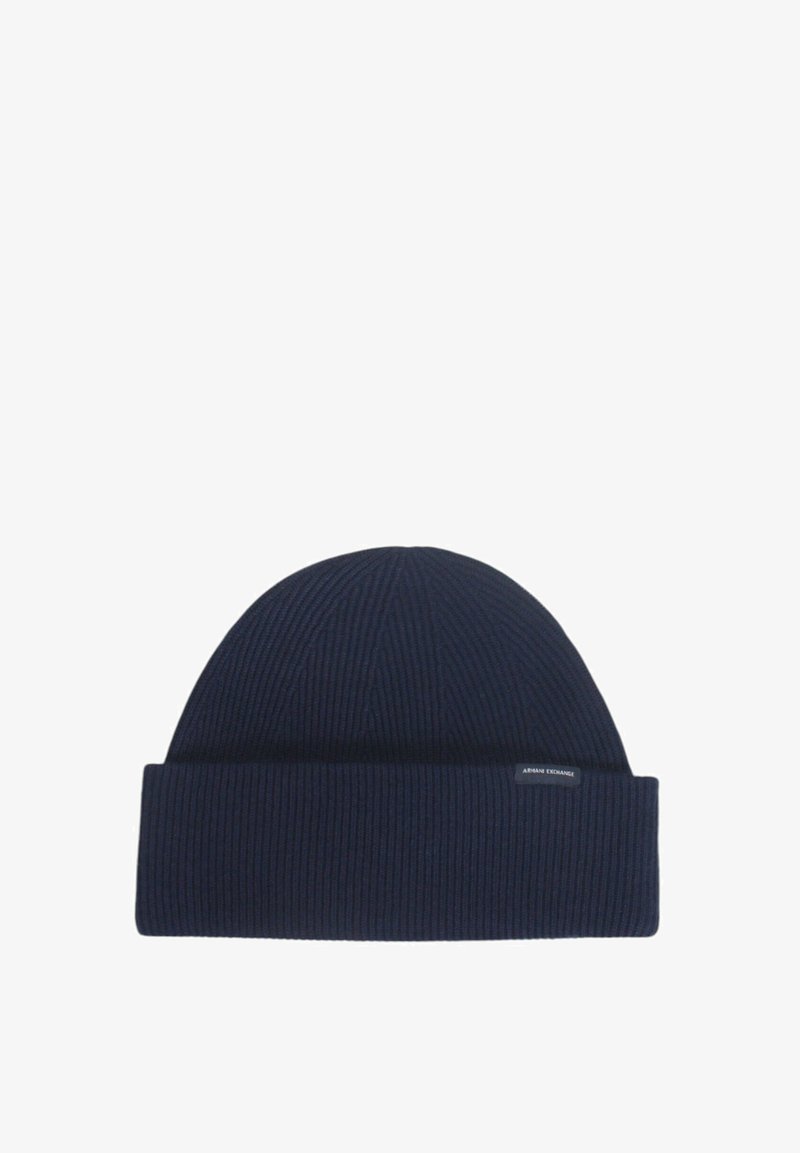 Cappello beanie a coste in navale con risvolto, realizzato in un morbido materiale a maglia. Presenta un piccolo etichetta del marchio sul risvolto.