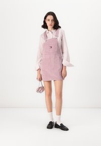 Tommy Jeans DUNGAREE DRESS  - Rochie de zi - valley grape