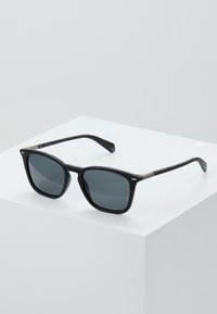 Ochelari de soare rectangulari negri cu lentile gri, având un finisaj mat elegant, accente metalice pe rame și brațe negre robuste.