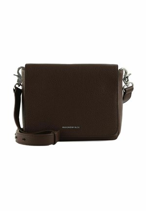 Sac bandoulière en cuir texturé marron foncé avec fermoirs métalliques argentés et sangle réglable, petit logo argenté sur le rabat avant.