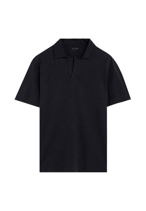 Polo negro de manga corta con cuello y un pequeño escote en forma de V, hecho de tela suave.