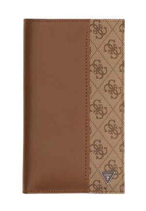 Bruine portemonnee die glad leer combineert met patroonstof, met het driehoekige metalen Guess-logo in de onderste hoek.