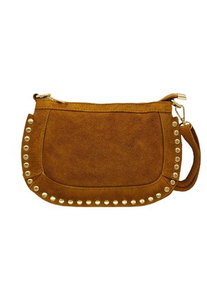 Sac à main en daim marron avec des clous dorés le long des bords, une fermeture éclair et une bandoulière amovible avec des accessoires dorés.