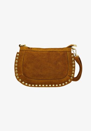 Sac à main en daim marron avec des clous dorés le long des bords, une fermeture éclair et une bandoulière amovible avec des accessoires dorés.