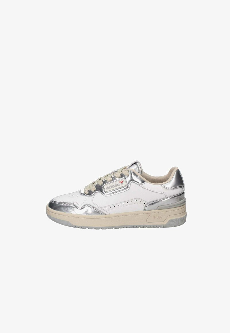 Witte sneaker met zilver metallic accenten, ronde neus, gestructureerde panelen, geperforeerde details en een gevoerde kraag, geplaatst op een beige rubberen zool.