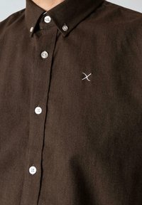 Clean Cut Copenhagen OXFORD STRETCH PLAIN - Button down-skjorte - dark brown melange