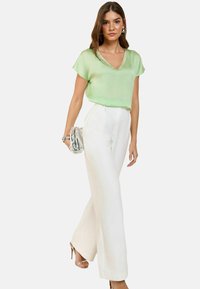 Friends Like These V-NECK DIAMANTE TRIM SHORT SLEEVE - Blūze - mint green