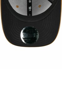 Schwarze Snapback-Cap mit glatter Textur, gelben Akzenten am Schirm und einem reflektierenden Größenetikett, das "9FIFTY" und "STRETCH SNAP" anzeigt.