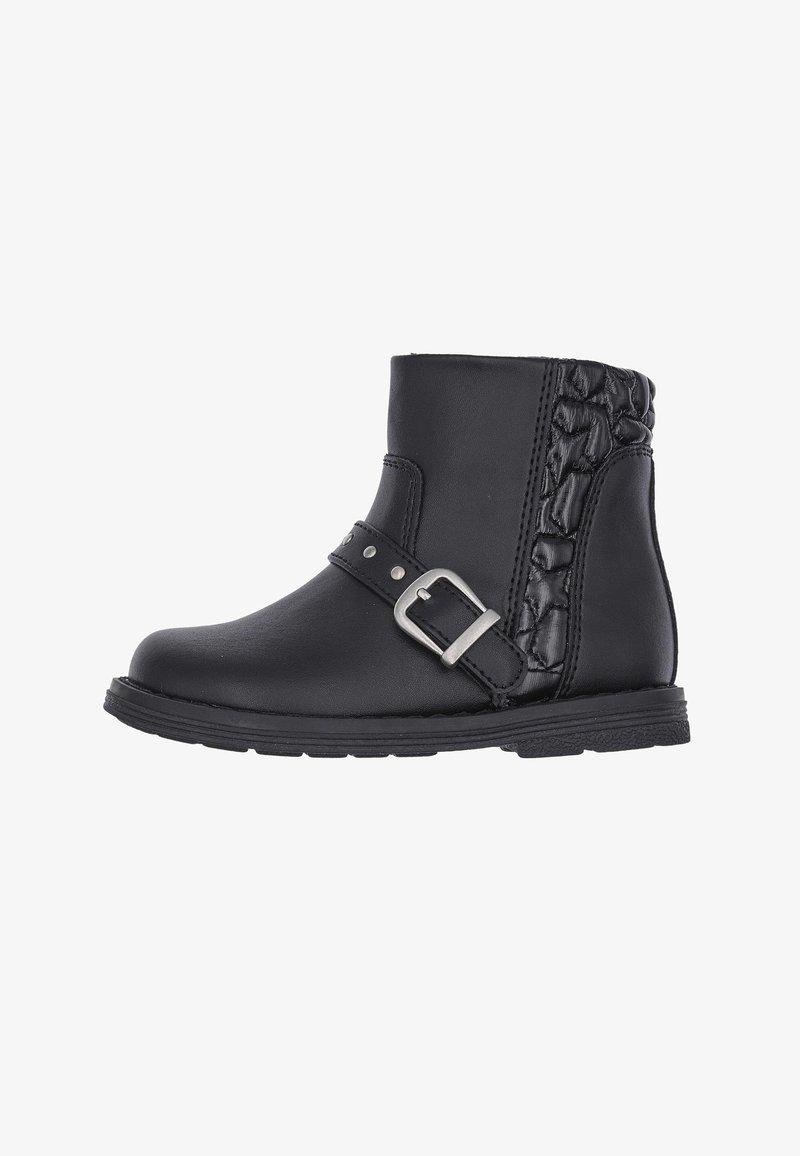 Botín negro hasta el tobillo con un exterior de cuero suave, panel texturizado decorativo, acento de hebilla lateral y una suela de goma para mayor tracción.