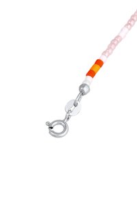 Farverig perlekæde med lyserøde, hvide, orange og røde perler, samt sølvhardware og en rund lås. Glat tekstur, letvægtsdesign.