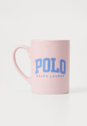 Rožinė keramikinė puodelis su mėlynu "POLO" logotipu ir "RALPH LAUREN" tekstu, su standartiniu rankena ir lygiu paviršiaus apdaila.