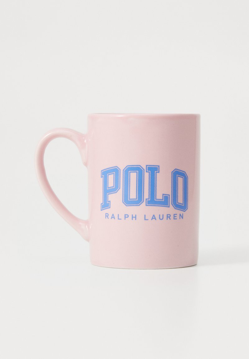 Rózsaszín kerámia bögre kék "POLO" logóval és "RALPH LAUREN" felirattal, standard füllel és sima felületkezeléssel.
