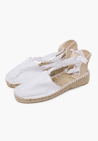 Espadrillas bianche in tela con suola in juta intrecciata, pannelli laterali texturizzati e cinghie in tessuto regolabili per una vestibilità sicura.