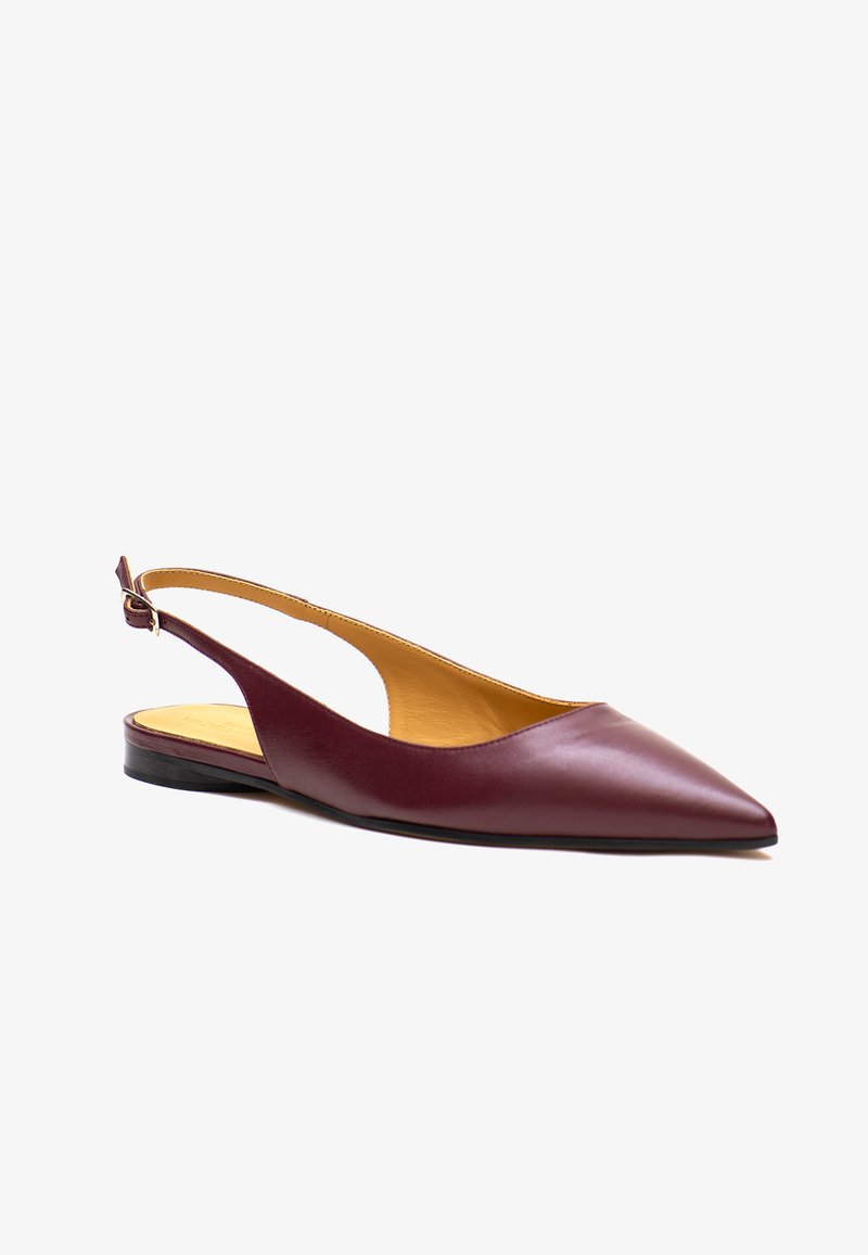 Bordeauxroter flacher Slingback-Schuh aus Leder mit spitz zulaufender Spitze, kleinem schwarzem Absatz und verstellbarem Schnallenriemen.