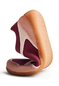 Scarpa slip-on in morbido suede con design flessibile, caratterizzata da una combinazione di colori bordeaux e rosa chiaro, suola in gomma e texture liscia.