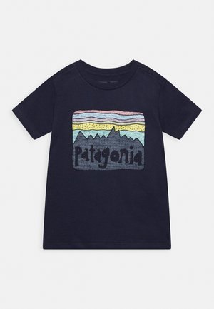 REGENERATIVE CERTIFIED COTTON FITZ ROY SKIES TEE UNISEX - T-shirt imprimé - new navy