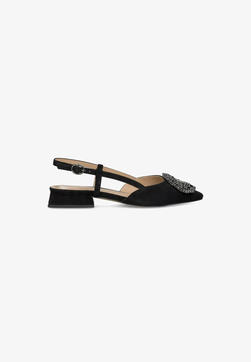 Zwarte suède slingback schoen met een puntige neus, blokhak en decoratieve versiering op de neus. Heeft een verstelbare band.