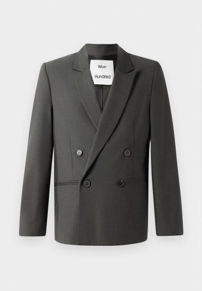 Διπλή σακάκι σε σκούρο γκρι ύφασμα με υφή. Διαθέτει καπούλια κολάρο, δύο μπροστινές τσέπες και μαύρα κουμπιά.