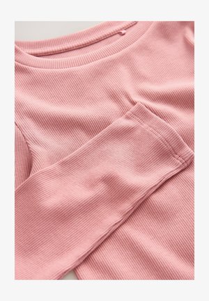 Ljusrosa långärmad topp med ribbad struktur, rundad halsringning och muddade ärmar. Inga synliga mönster eller detaljer.