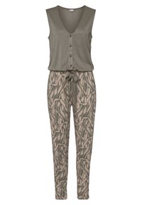 Olivengroene jumpsuit met een mouwloze top met een V-hals en knoopdetails, gecombineerd met bewerkte beige toelopende broek met een ceintuur in de taille.