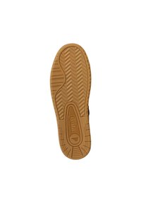 Suola di una scarpa caratterizzata da un materiale in gomma marrone testurizzato, con un motivo a zigzag, logo centrale e scanalature curve per la trazione.