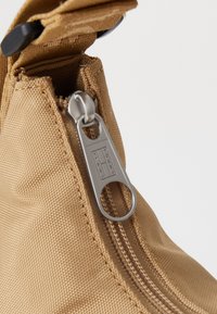 Tommy Jeans DAILY SHOULDER BAG - Handbag - natural khaki
