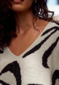 Next CHRISTMAS  TALL  - Stickad tröja - white and black tinsel bow