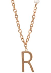 Guldtonet kædedesign med en stor, poleret bogstav "R" vedhæng og en perleaccent. Leddene har en oval form med en glat finish.
