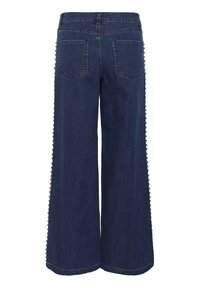 Široke jeans hlače v temno modri barvi z okrasnimi žebljički ob stranskih šivih in dvema zadnjima žepoma. Klasična zasnova s petimi žepi.