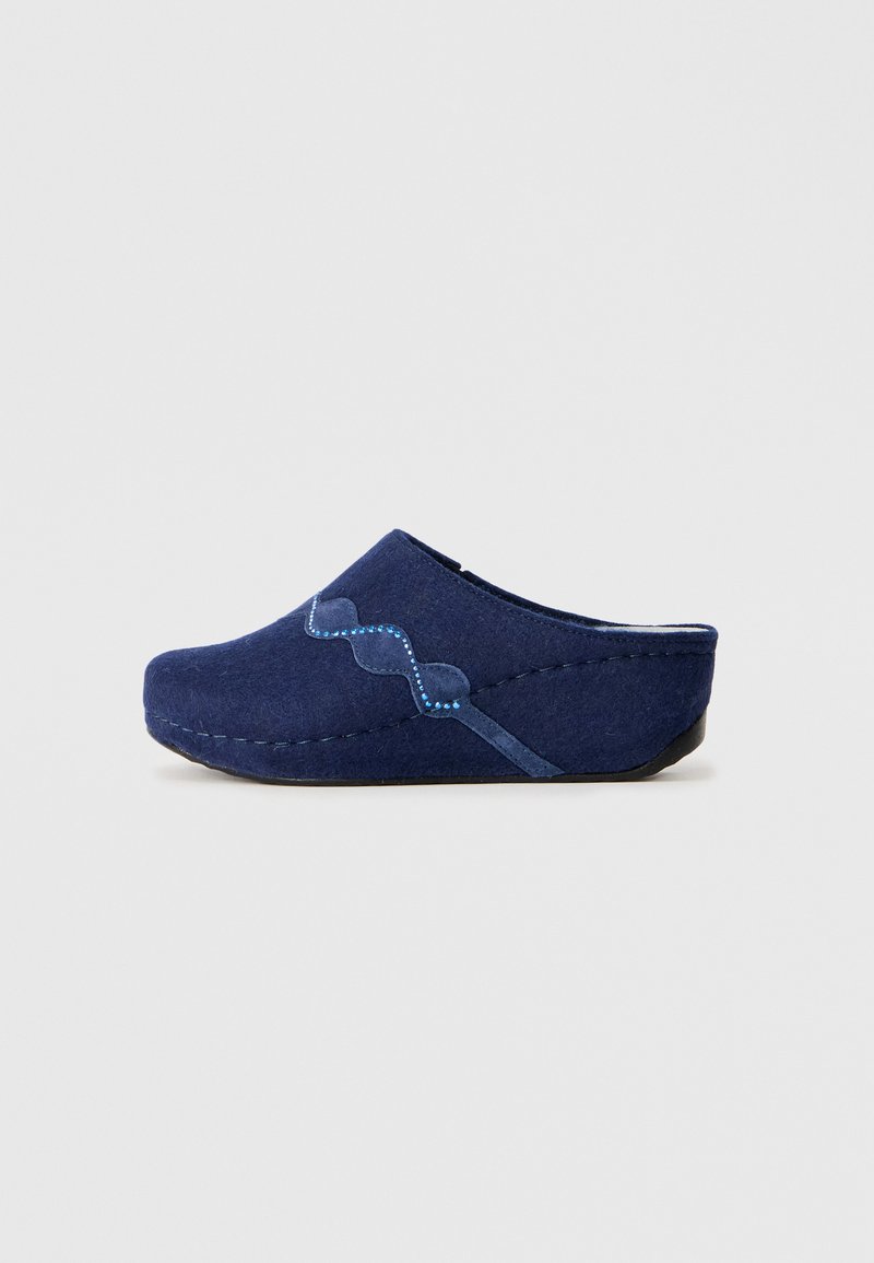 Zoccoli in feltro blu navy con forma arrotondata, cuciture decorative a onda in blu chiaro e una suola in gomma nera.