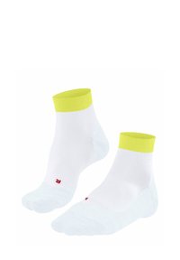 Chaussettes blanches à anklets avec un bord côtelé jaune vif et un petit logo rouge en bas, fabriquées à partir d'un tissu doux et léger.