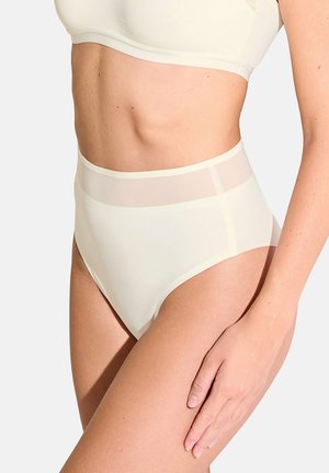 Hoge taille, licht crème ondergoed gemaakt van gladde stof met een doorschijnende tailleband, biedt een naadloze uitstraling en minimale details.