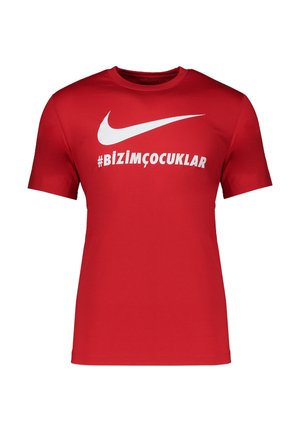 Rode katoenen T-shirt met korte mouwen, met een witte Nike swoosh-logo en vetgedrukte witte tekst "#BİZİMÇOCUKLAR" op de voorkant.