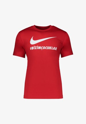 Rode katoenen T-shirt met korte mouwen, met een witte Nike swoosh-logo en vetgedrukte witte tekst "#BİZİMÇOCUKLAR" op de voorkant.