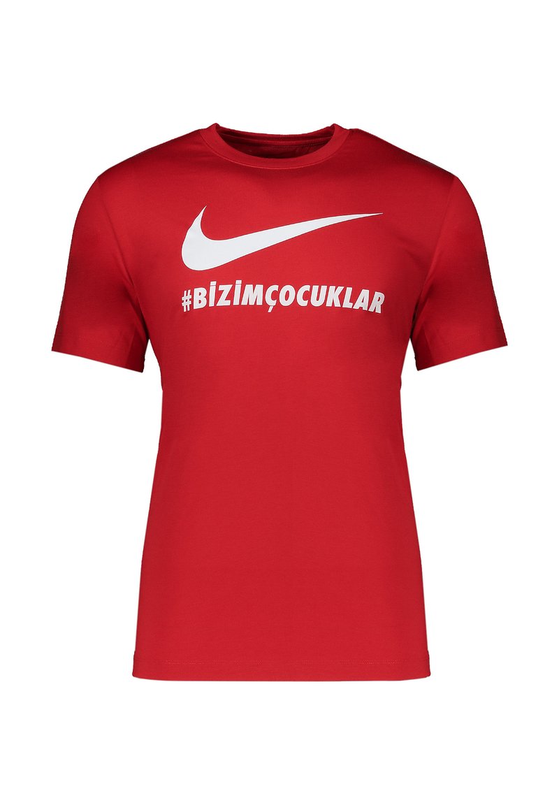 Rode katoenen T-shirt met korte mouwen, met een witte Nike swoosh-logo en vetgedrukte witte tekst "#BİZİMÇOCUKLAR" op de voorkant.