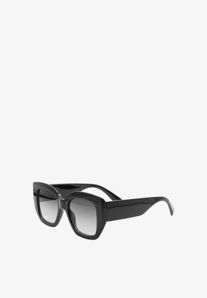 Occhiali da sole neri, oversize, con montatura quadrata, finitura lucida, lenti a gradiente che passano da scure a chiare, aste larghe e bordi lisci.