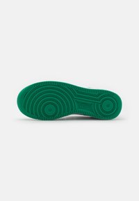 Nike Sportswear AIR FORCE 1 - Joggesko - white/malachite