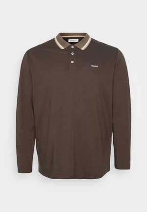 Mörkbrun långärmad polo med en kontrasterande beige krage, tre-knapp placket och en liten logotyp på vänster bröst. Mjuk textur.
