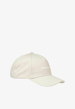 Beige színű baseball sapka ívelt csúccsal, vászonból készült, fehér "JACK&JONES" felirattal az elején és szellőző lyukakkal a koronán.