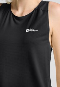 Zwarte atletische tanktop van gestructureerde stof, met een ronde halslijn en het logo van Jack Wolfskin op de bovenkant aan de linkerkant.