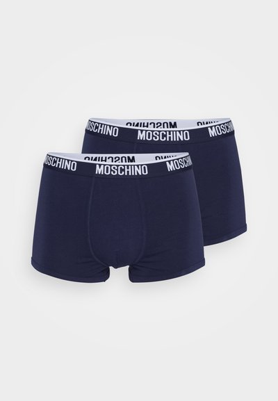 Mornarske pamučne bokserice s bijelim elastičnim pojasom na kojem se nalazi logo "MOSCHINO". Glatka tekstura, prilagođen dizajn i dužina do sredine butina.