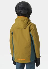 Wasserfeste Jacke in Olivgrün und Türkis, ausgestattet mit einer Kapuze, Handschuhen und orangefarbenem Branding auf dem Rücken. Glattes, strapazierfähiges Material.