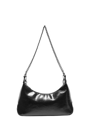 Črna sijoča usnjena torbica s srebrnim verižnim trakom, v polmesecu oblikovani, z zgornjim zadrgo, izolirana na belem ozadju.