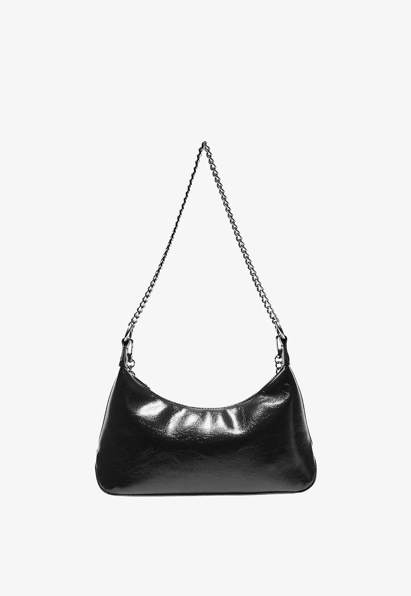 Sac à main en cuir noir brillant avec une bandoulière chaîne argentée, forme en croissant, et fermeture éclair supérieure, isolé sur fond blanc.
