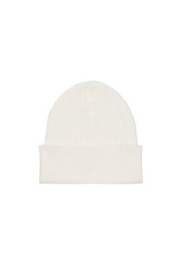 Bonnet en tricot côtelé blanc avec un revers plié, présentant une texture douce et une coupe ajustée, idéal pour un usage décontracté.
