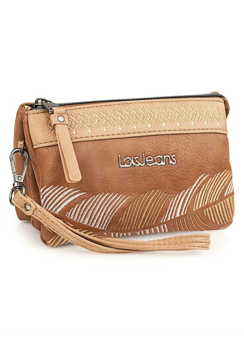 Clutch de cuero marrón con patrones en relieve, cremallera de metal y una correa de muñeca desmontable. Presenta un acento dorado y una marca.