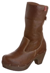 Ruskea nahkainen nilkkurit pyöreällä kärjellä, tikkausyksityiskohdilla ja massiivisella puisella korolla. Varustettu sivulla elastisella paneelilla ja metallisilla niiteillä.