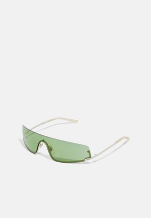 Occhiali da sole tinti di verde con una forma rettangolare delle lenti, montatura trasparente bianca e aste sottili con un sottile accento metallico.